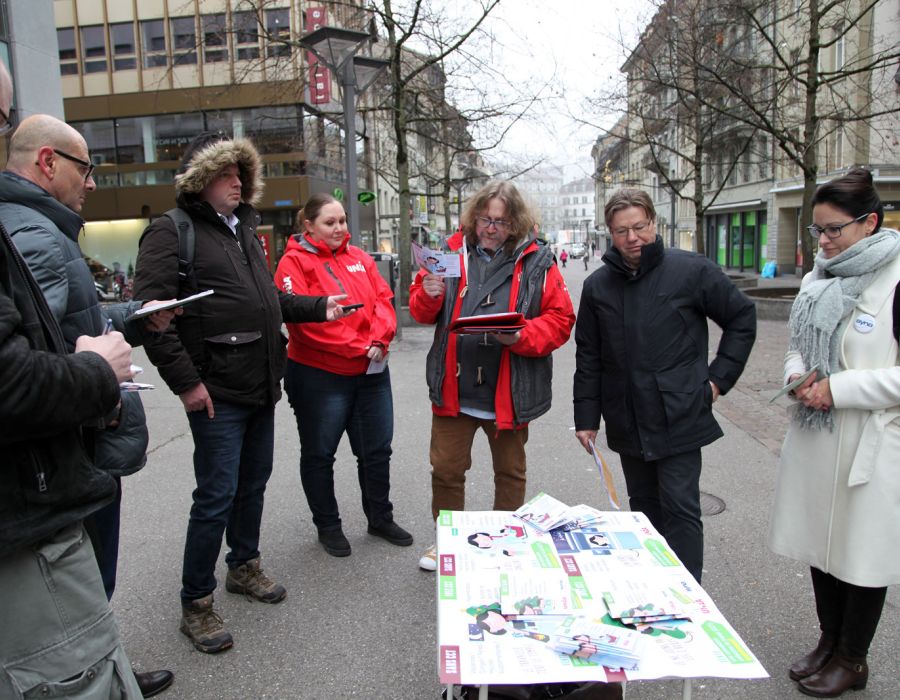 Conférence de presse dans les rues marchandes de Fribourg.