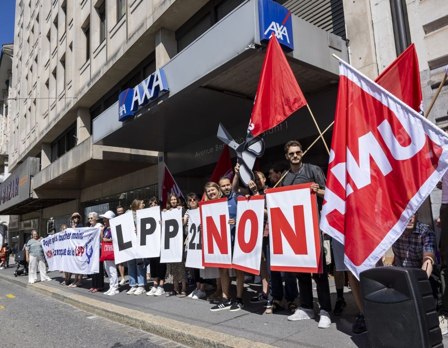 Des gens portent des banderoles et des drapeaux