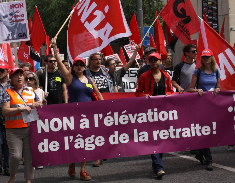 Manifestation de mai 2015 à Lausanne. Une banderole "Non à l'élévation de l'âge de la retraite!"