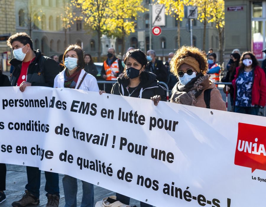 Banderole Unia: Le personnel des EMS en lutte pour ses conditions de travail!