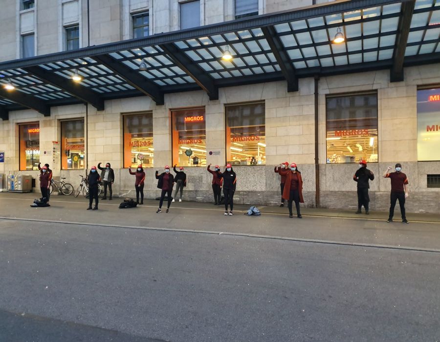 Action du personnel de vente Migros devant la gare de Genève.