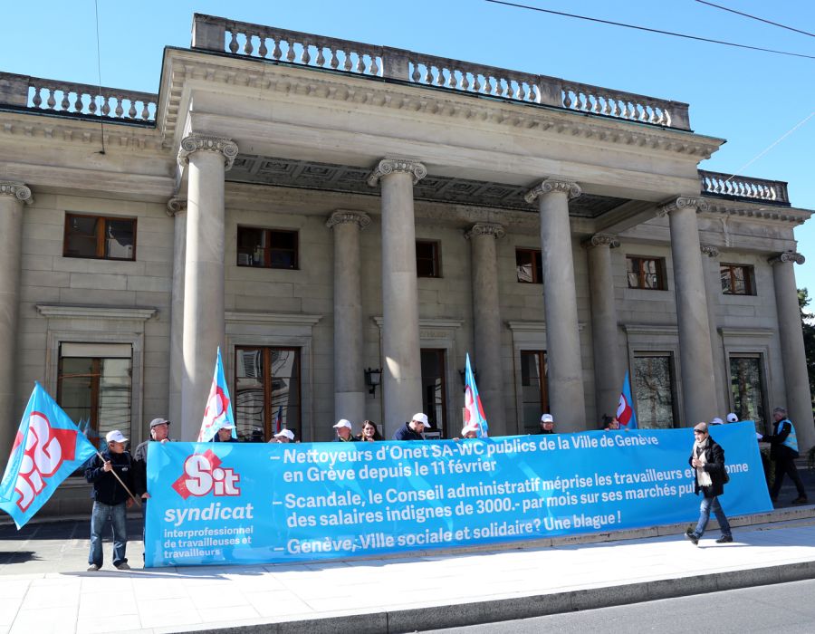 Les salariés d’Onet SA ont manifesté leur grogne le mardi 19 mars dernier devant le Palais Eynard, où logent les autorités communales, alors qu’ils entamaient leur 36ejour de grève. 