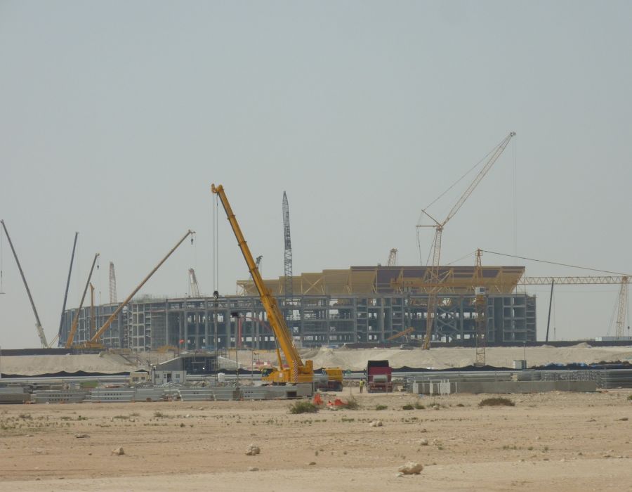 Chantier d'un stade au Qatar, en plein désert.