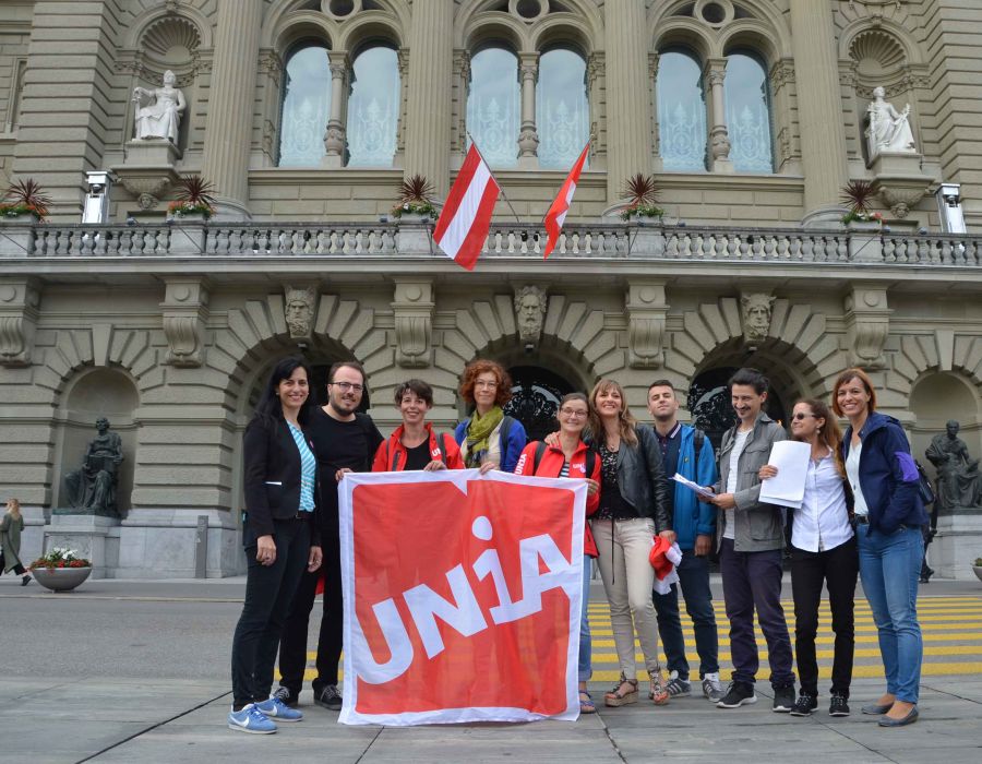 Le 5 juin dernier, une délégation d’Unia a interpellé les parlementaires à l’entrée du Palais fédéral.