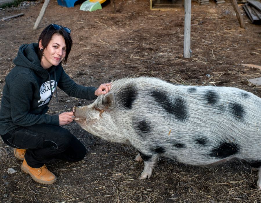 Wendy Pichard et un cochon.