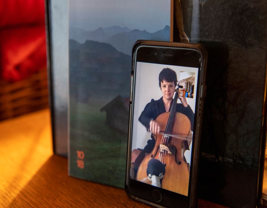 Portrait de Sara Oswald en concert avec son violoncelle sur un téléphone portable.
