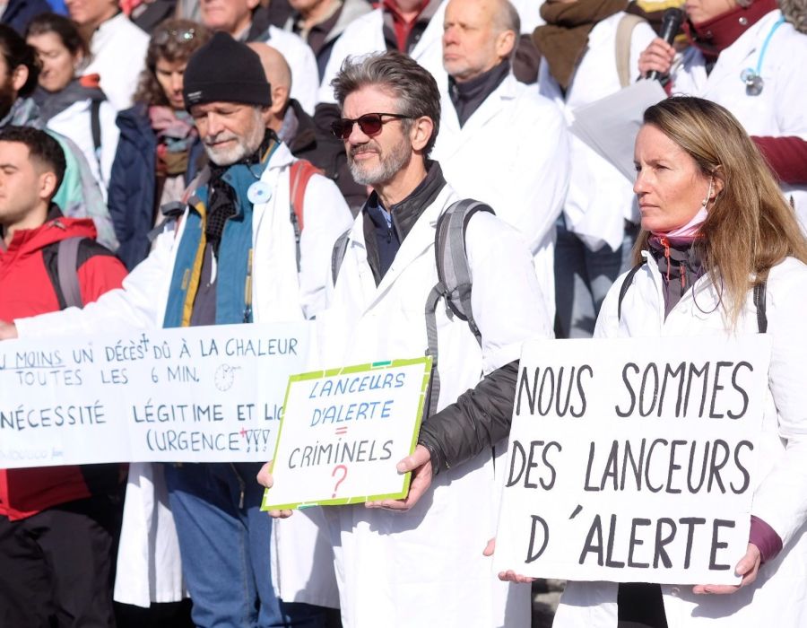 Rassemblement des militants devant le Tribunal de police à Lausanne le 7 février dernier. Parmi eux des médecins.