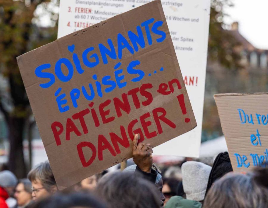 Pancarte "Soignants épuisés = patients en danger".