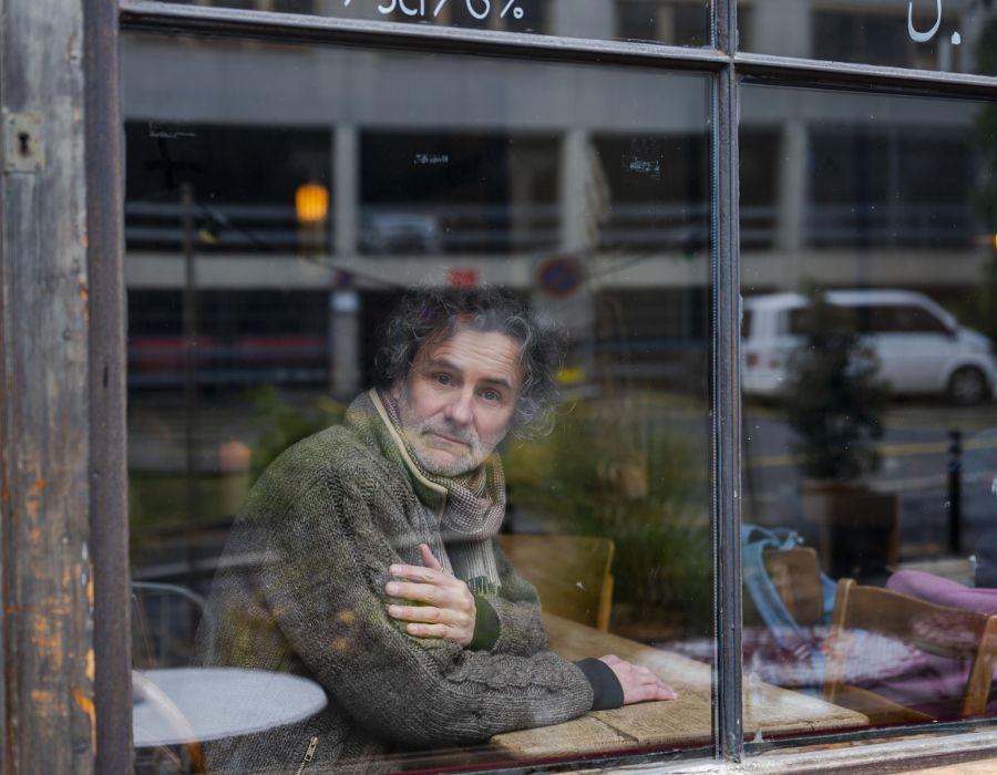 Portrait de Stéphane Blok à travers une fenêtre.