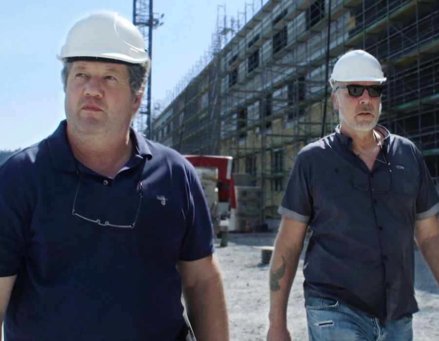 Image tirée du film Travail au noir. Deux inspecteurs sur un chantier.