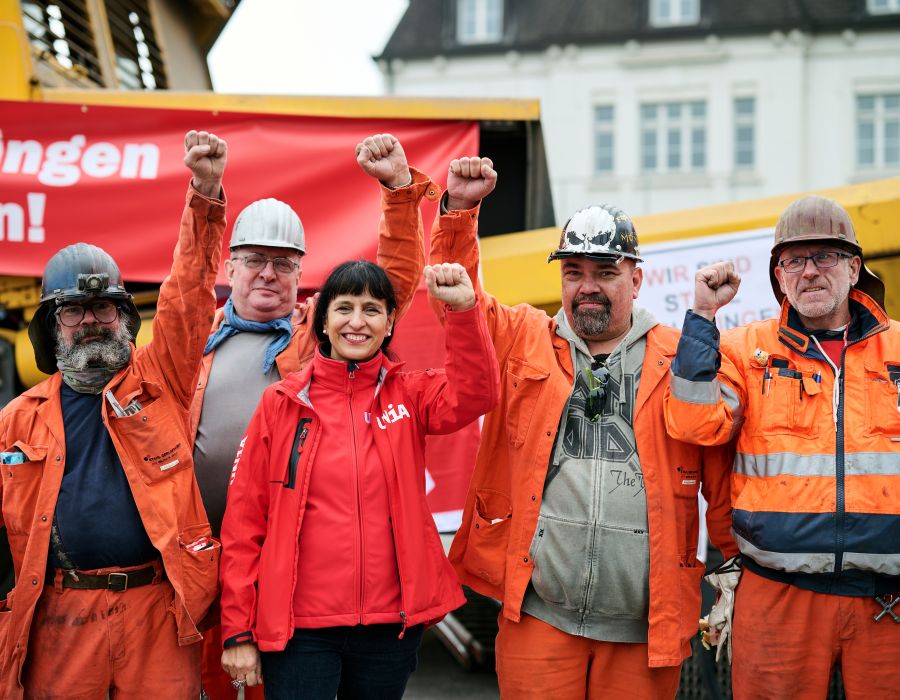 Vania Alleva d'Unia et des employés de l'aciérie poing levé.