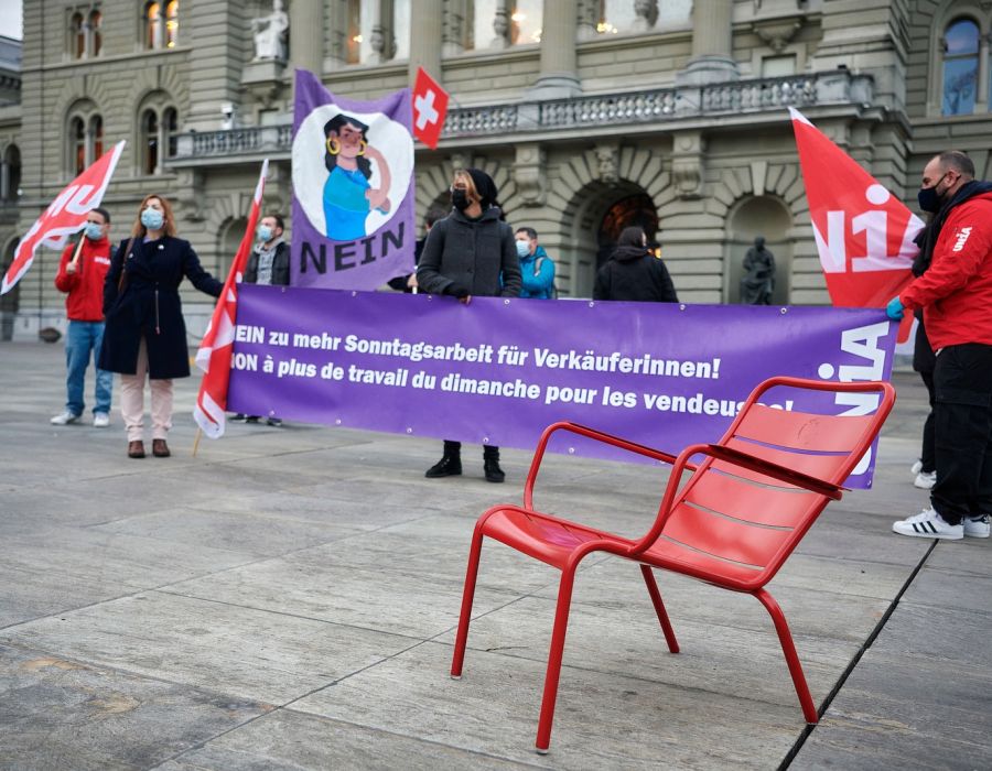 Mobilisation des vendeuses et d'Unia devant le Palais fédéral à Berne.