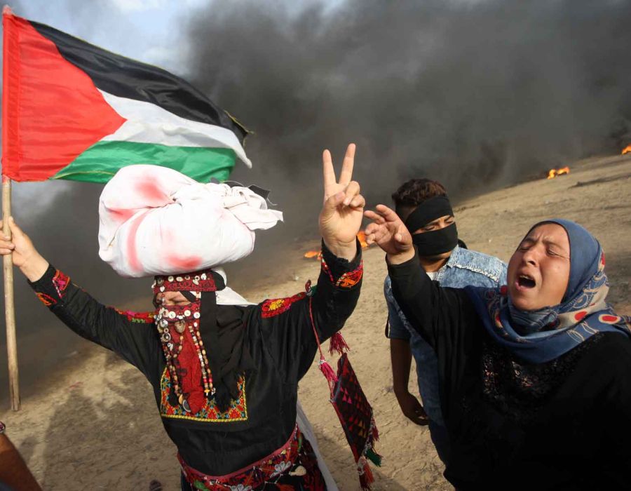 Deux femmes palestiniennes hurlent avec un drapeau palestinien