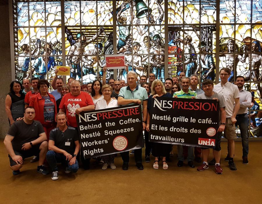 Les délégués d’entreprise du Comité européen avec pancartes : "Nespression: Nestlé grille le café... Et les droits des travailleurs"