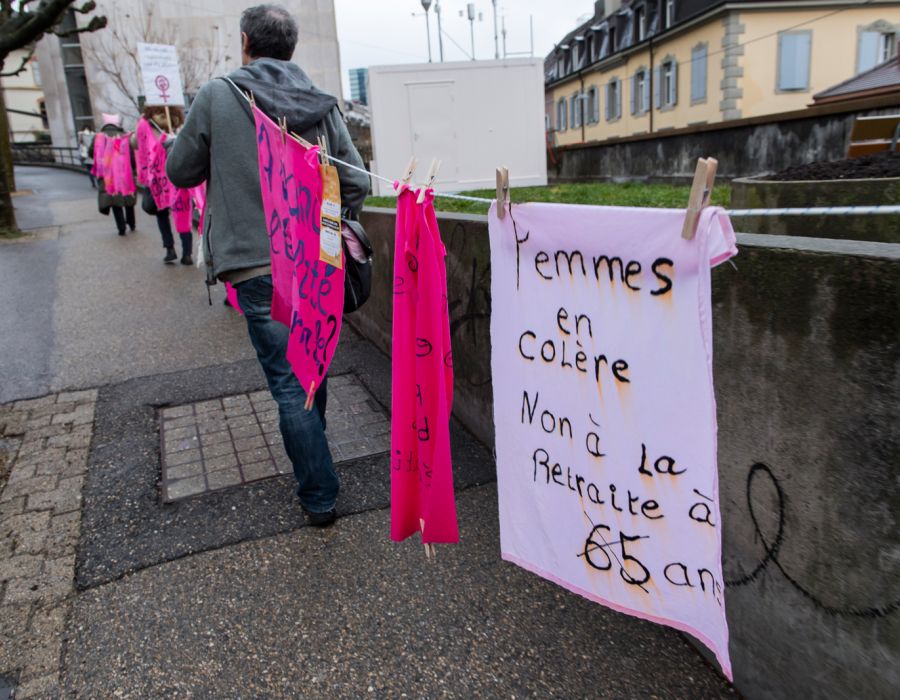 Lors d'une manifestation, des linges accrochés à une corde à lessive où il est écrit notamment "femmes en colère"