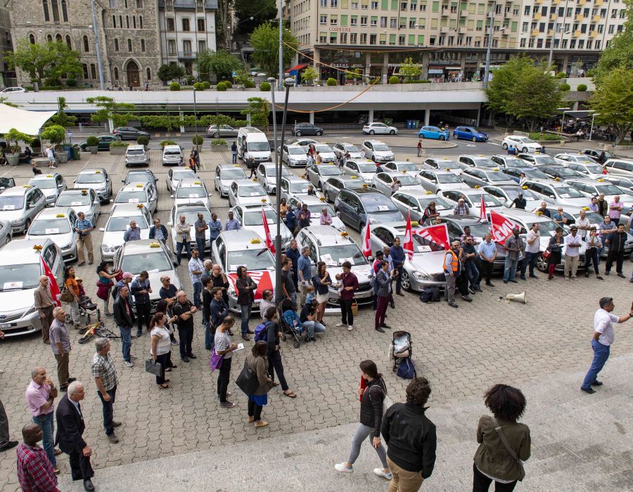 Une septantaine de taxis gris sur la place de la Riponne à Lausanne