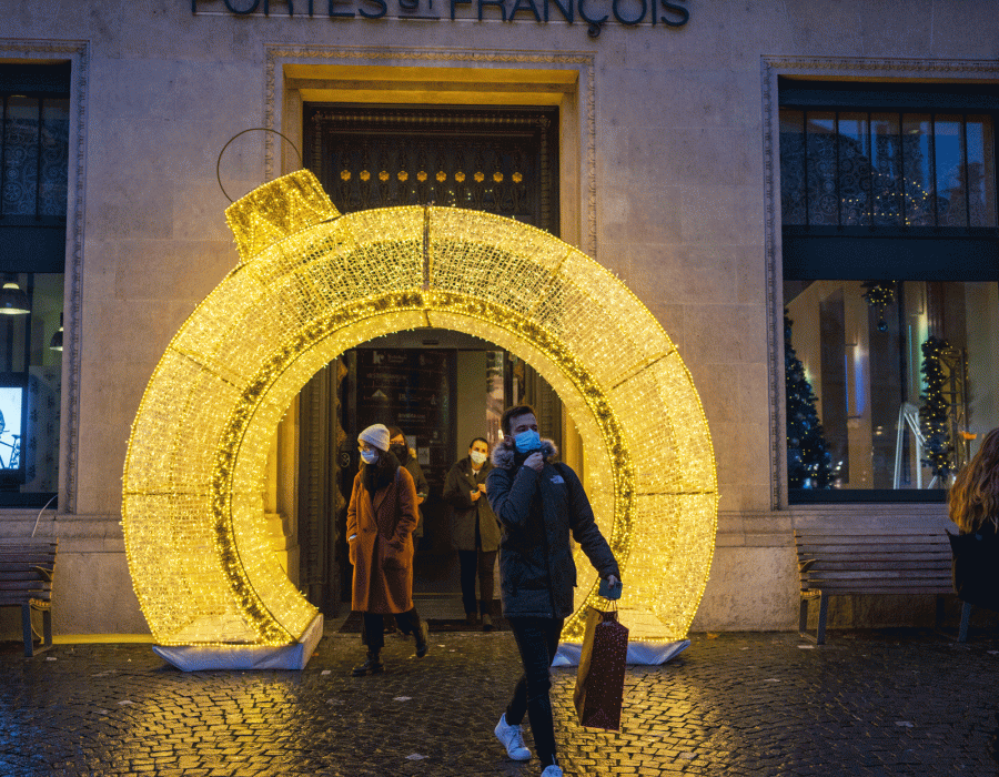 illumination de Noël devant un magasin