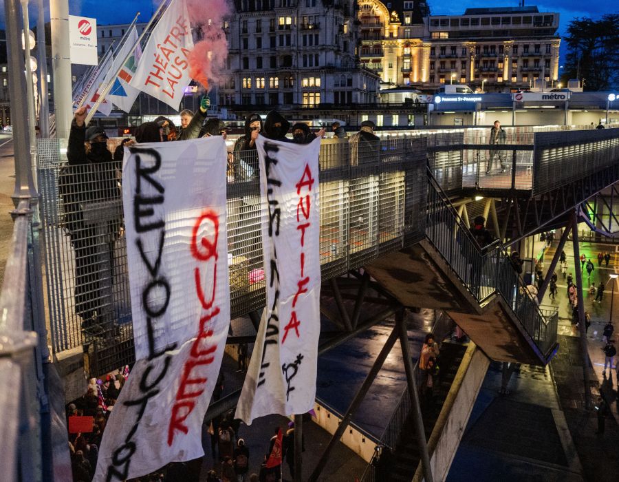 Banderole queer suspendue à un pont.