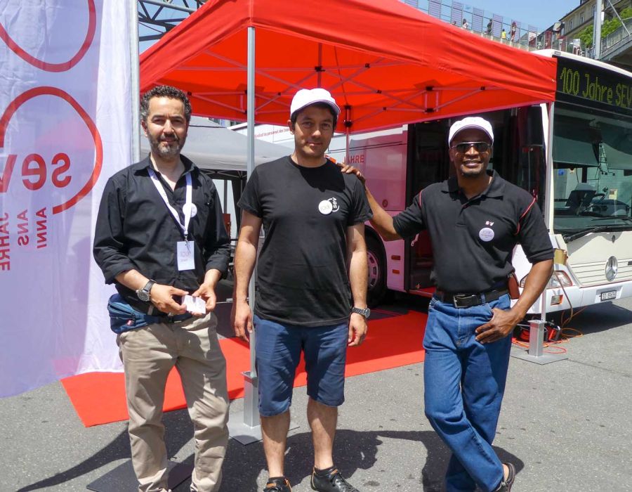 Trois militants du SEV devant le bus-exposition à Lausanne en juin 2019