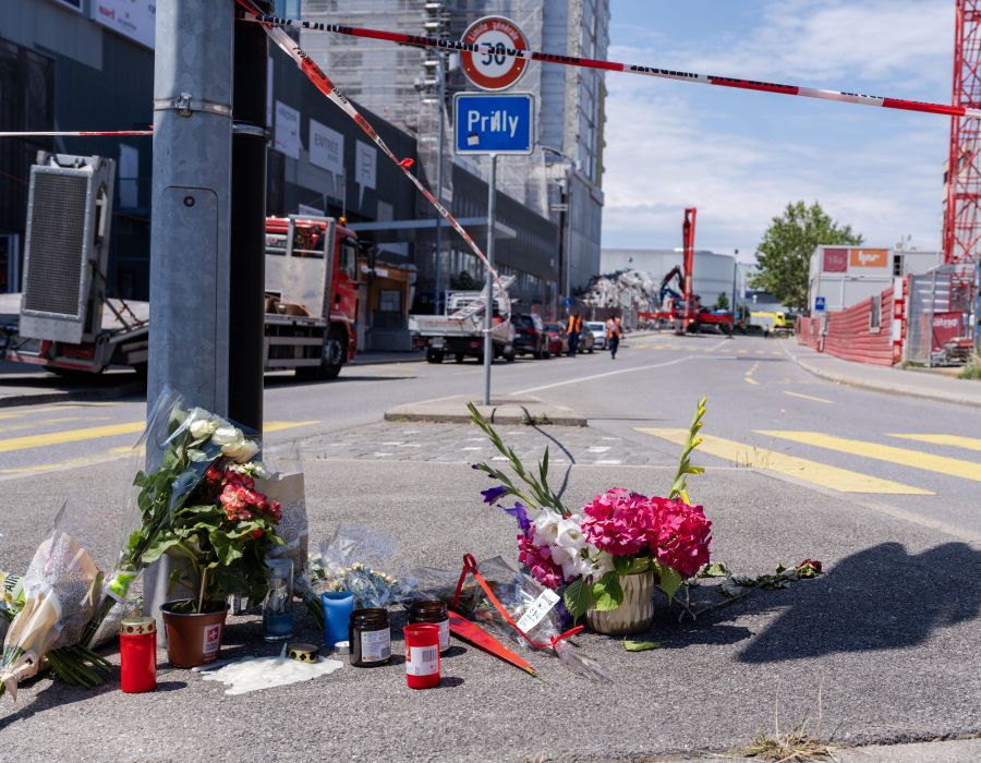 Bouquets de fleurs en hommage aux victimes de l'accident de chantier de Prilly