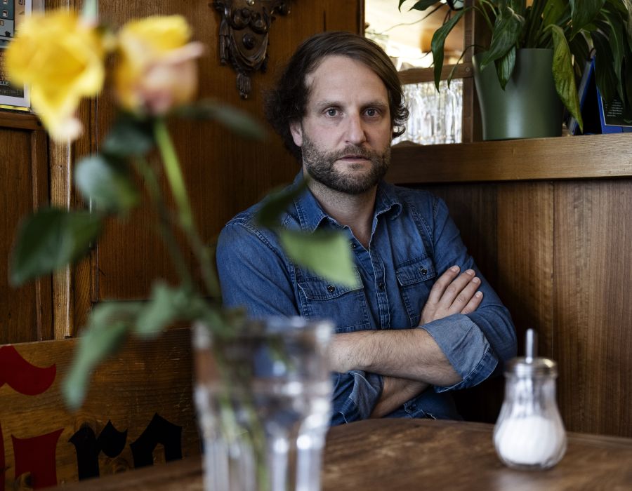 Un homme est assis à une table d'un café.