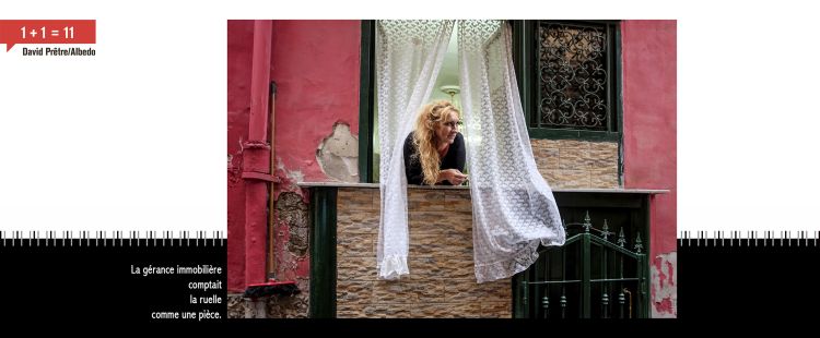 Une femme regarde par la fenêtre