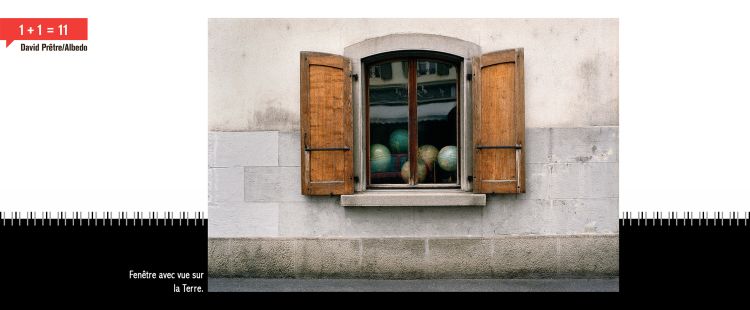 Derrière une fenêtre, on distingue plusieurs globes terrestres. En légende: Fenêtre avec vue sur la Terre.