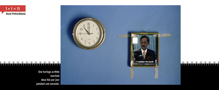Sur un mur, une horloge et un portrait scotché. En légende: Une horloge arrêtée marchait deux fois par jour pendant une seconde.